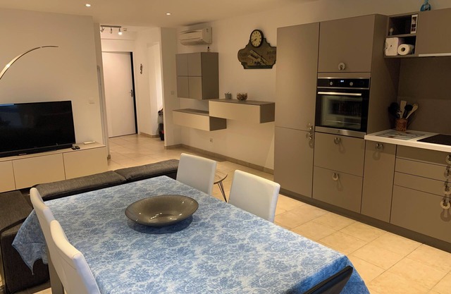 Saint Cyprien, Beautiful, Fully renovated 2-bedroom Apt with WiFi, AC, Pool.