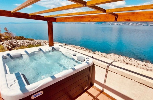 Saint Nicholas lighthouse with big terrace and jacuzzi - island of Brac