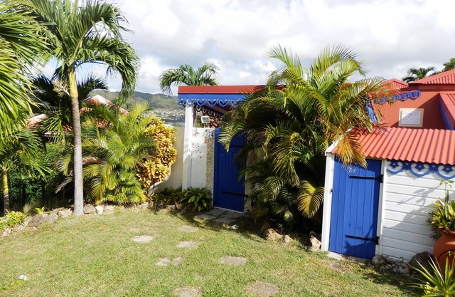 Sainte-Anne, typical villa for 4-6 people Sea view, directly on the beach.