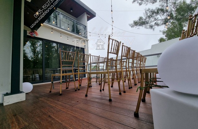 Salablanca Tagaytay Brand New Luxury Home with plush beds balcony & home theater