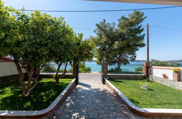 Salamis Blue Retreat -a seafront family apartment