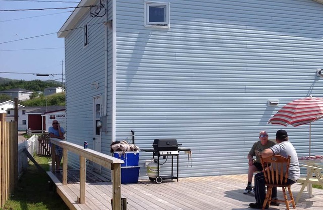 Salt Box equipped for comfort, breath taking view of Rencontre and Ocean