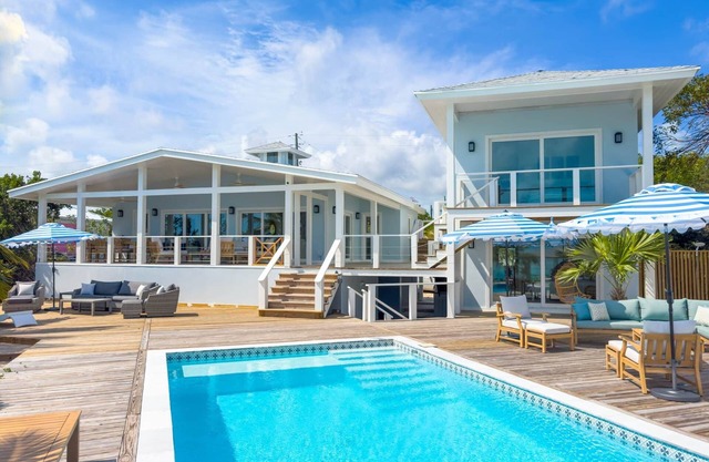 Salt Shaker Villa, 10-15 minutes to Georgetown with sandbar just offshore!