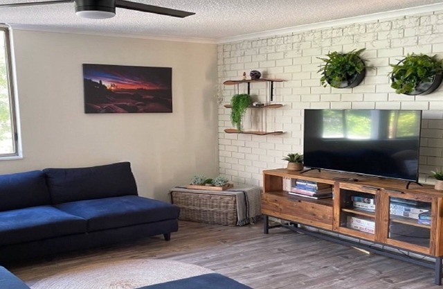 SALT SPRAY UNIT 3 - Having been recently refurbished, the unit offers a modern interior with comfort