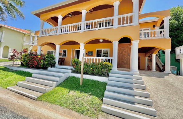 Salty Crab 3B @ Sunset Villas, West End