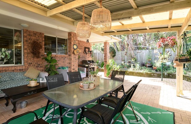 Salty Crew villa , Central spot , Pet friendly ,private garden oasis secure yard