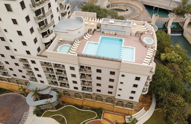 San Antonio, TX: 1BR w/Whirlpool Tub, Free WIFI, Resort Pool, 0.5 Mi. River Walk