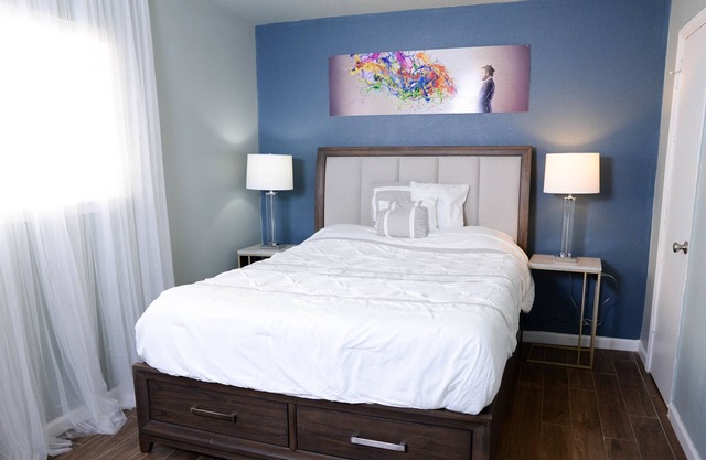 San Antonio TX Condo near Airport, Downtown with Parking