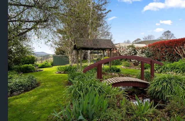 Sanctuary in beautiful gardens with views of Mt Bogong!