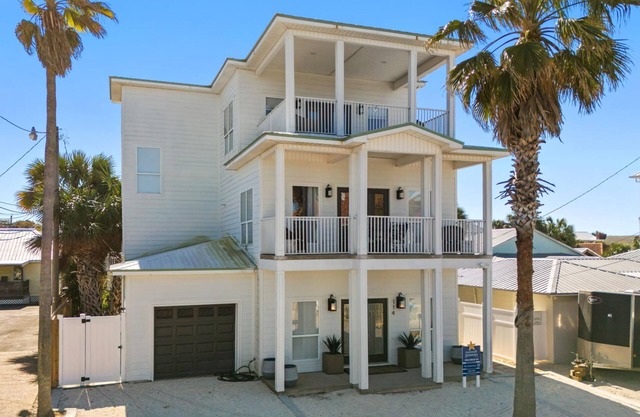 Sandcastle Beach House - Pet Friendly, 145 Steps to Beach, Sleeps 16, Hot Tub