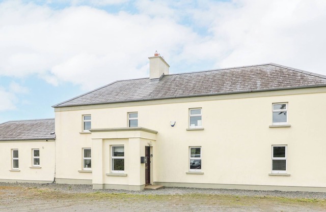 SANDERLING LODGE, pet friendly in Tacumshane, County Wexford