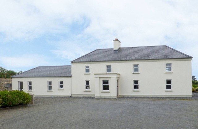 SANDERLING LODGE, pet friendly in Tacumshane, County Wexford
