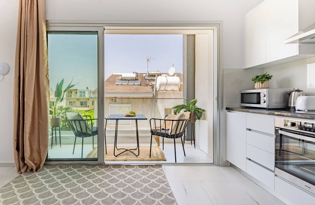 Sanders Cruise - Spacious Studio Apt With Balcony