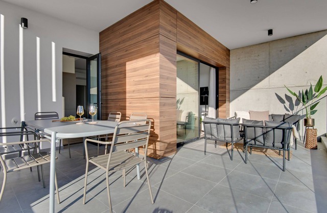 Sanders Crystal 1 - Cute 2-Bdr Apt w Shared Pool