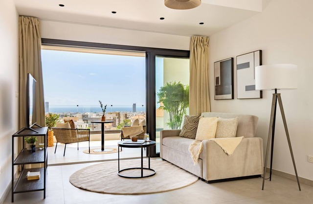 Sanders Eduardovich - Lovely 2-Bdr with Balcony