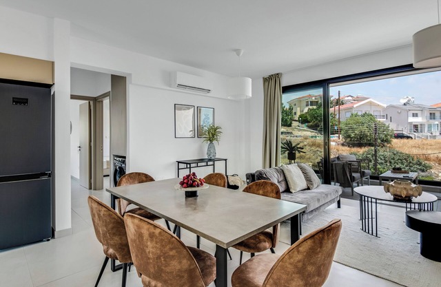 Sanders Elgio - Generous 2-Bdr Apt w Balcony