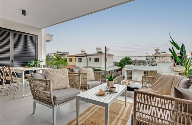 Sanders Only - Lovely 1-Bdr Apt with two Balconies