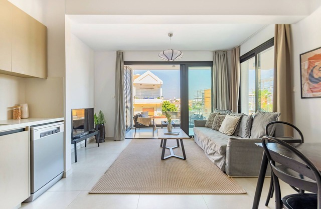 Sanders Only - Adorable 2-Bdr Apt with Balcony