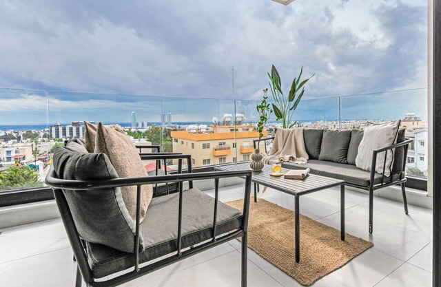 Sanders Only - Cute 2-Bdr Apt with Balcony