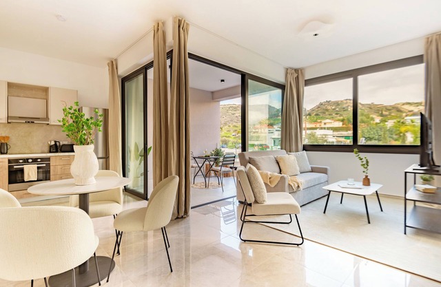 Sanders River Plaza - Airy 1-Bdr Apt with Balcony