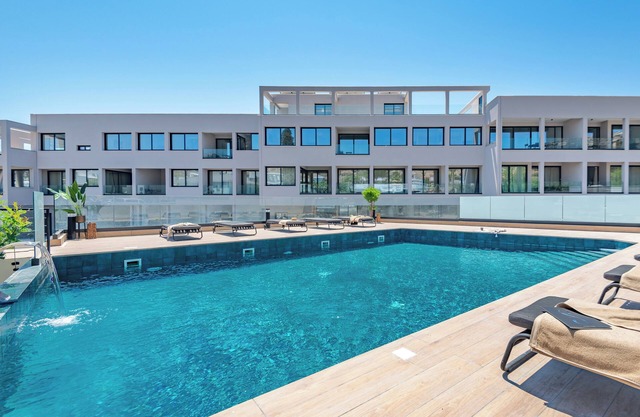 Sanders River Plaza - Cozy 1-Bdr Apt with Balcony