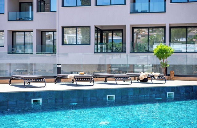 Sanders River Plaza - Fancy 2-Bdr Apt with Balcony