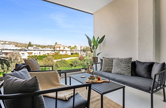 Sanders Triple - Cozy 1-Bdr Apt with Balcony