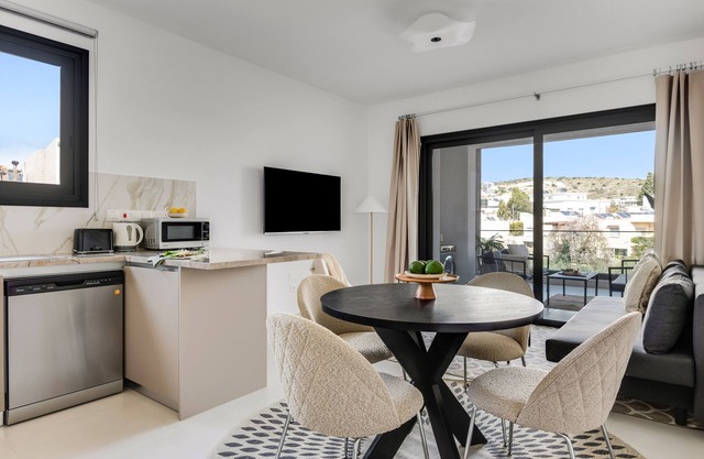 Sanders Triple - Nice 1-Bdr Apt with Balcony