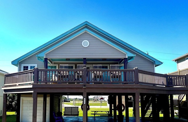 Sandy Blue Heaven – Relaxing Beach Getaway Large Deck, Family, & Pet Friendly