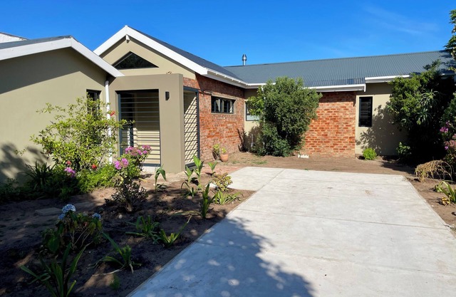 Sandy Fingers: Chic Coastal Retreat with Pool, 500m from Plettenberg Bay Beach