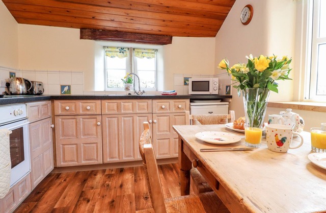 SANDYWOOD, pet friendly, character holiday cottage in Burnsall