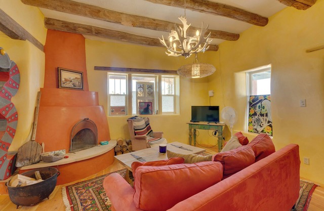 Santa Cruz Home w/Mountain Views!
