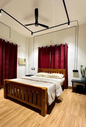 Santo Bambino Homestay - Neat AC Rooms Close to the Beach