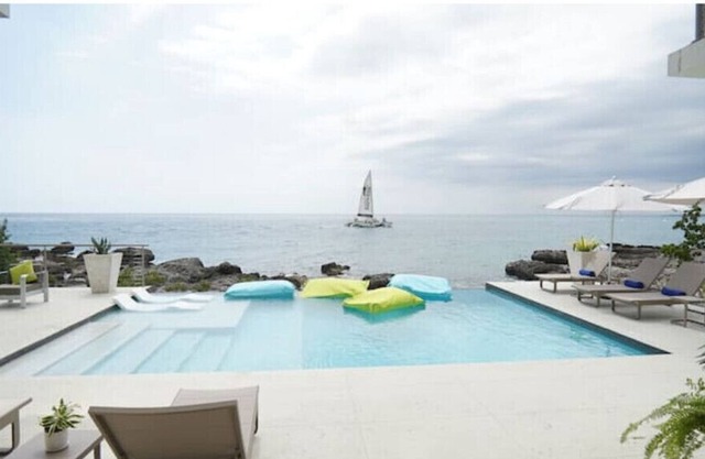 Santosha- Suite B - Sunrise Two - Beach view