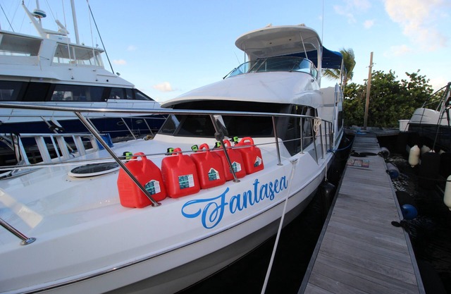 Sapphire Beach Houseboat Sleeps 6