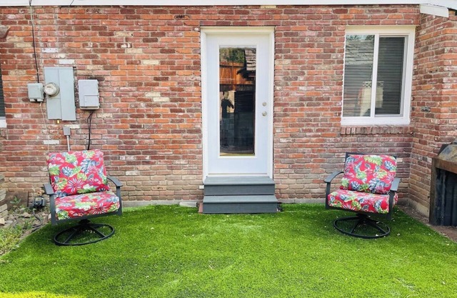 Sapphire by West University/pet OK/Sleeps 8