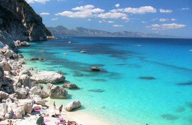 SARDINIA SEA HOLIDAYS AND FREE CLIMBING