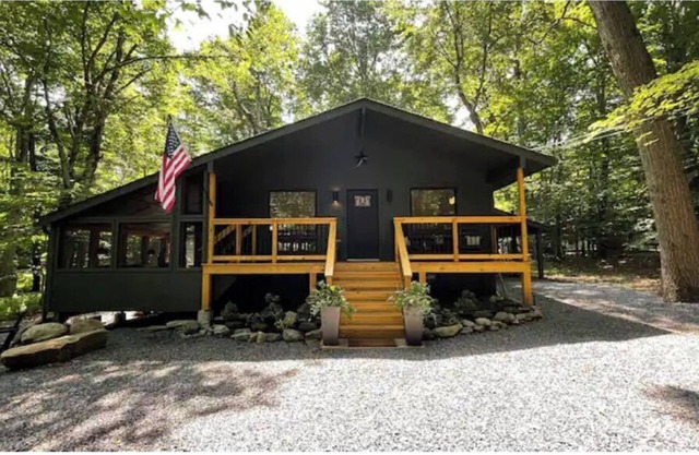 Saturdays Cabin, Hot Tub, Hammock, Gas Firepit