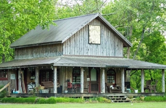 Saunders Cabin- Creekside w/ample outdoor game space & fire pit