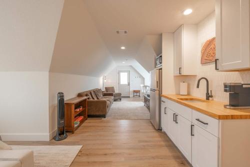 Scarlet Ridge Retreat - Near Wineries & DT Austin