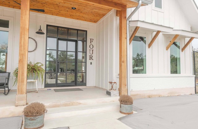 Scarlet Ridge Retreat - Near Wineries & DT Austin!