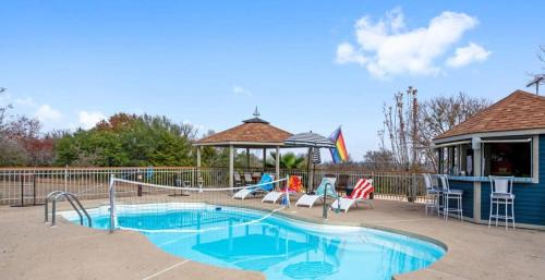 Scenic 5-Acre Retreat with Hot Tub Pool & Game Room