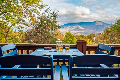 Scenic Decks, Hot Tub, Minutes to Trails & Town