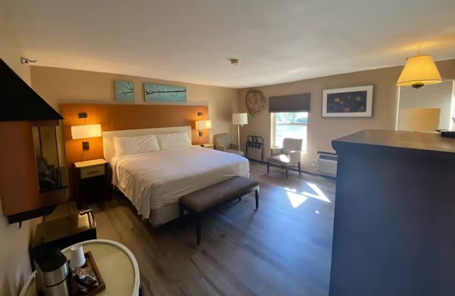 Scenic Escape w/Entertainment, Pet Access, Free Parking & Seasonal Fun