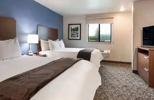 Scenic Green Mountain Views in a Comfy, Room with Kitchen | Free Parking