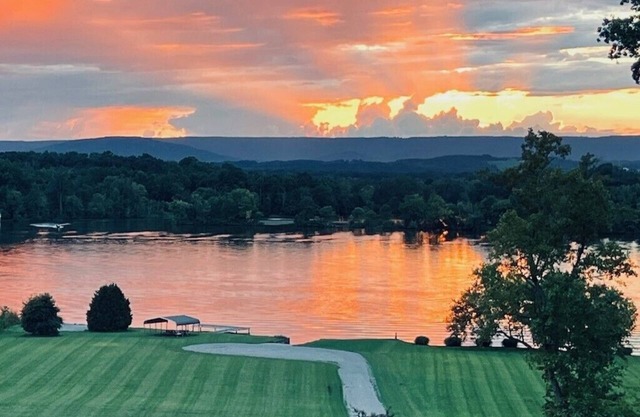 Scenic Lake House Golf Hole, Views, Game Room