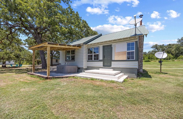 Scenic Lake Retreat for groups & Families | 4 private cabins- sleeps 22
