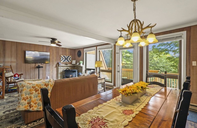 Scenic Mountain condo 3/2 fully equipped w/pool and hot tub (NO PETS)