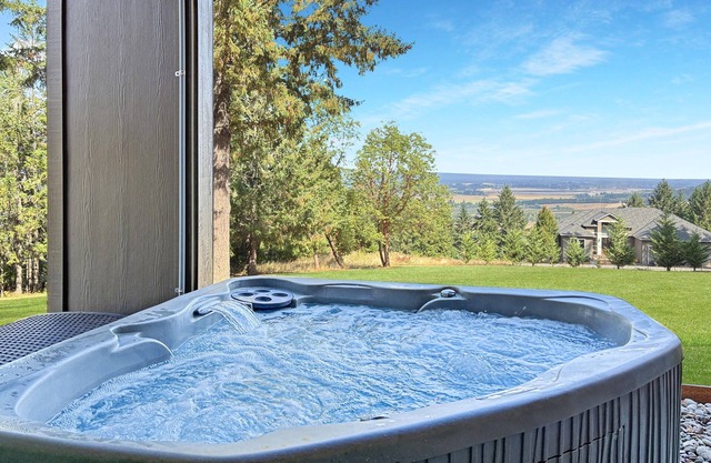 Scenic Wine Country Retreat. Hot Tub, Spa Bath + Covered Patio w/Views