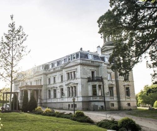 Schloss Kaarz mit Park